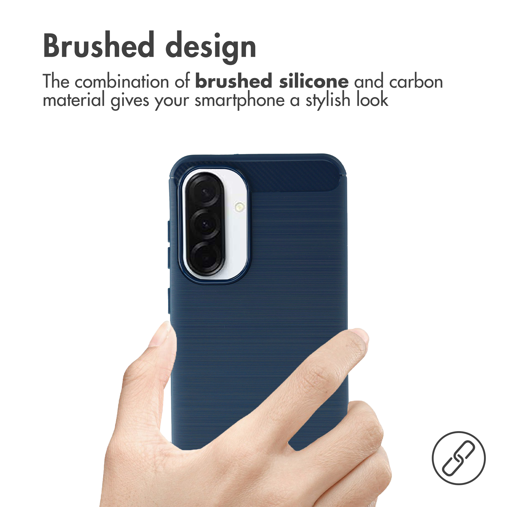 Una mano tiene uno smartphone blu con cover in silicone spazzolato e tripla fotocamera.