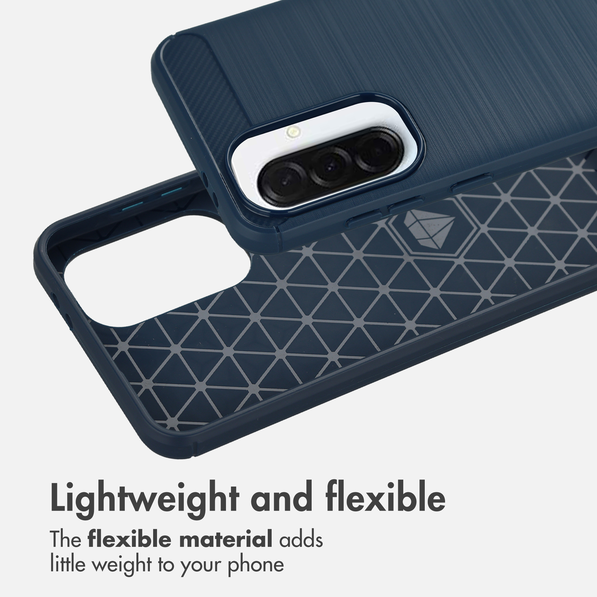 Una custodia per telefono blu scuro con texture in metallo spazzolato, motivo interno triangolare e ritaglio per fotocamera.