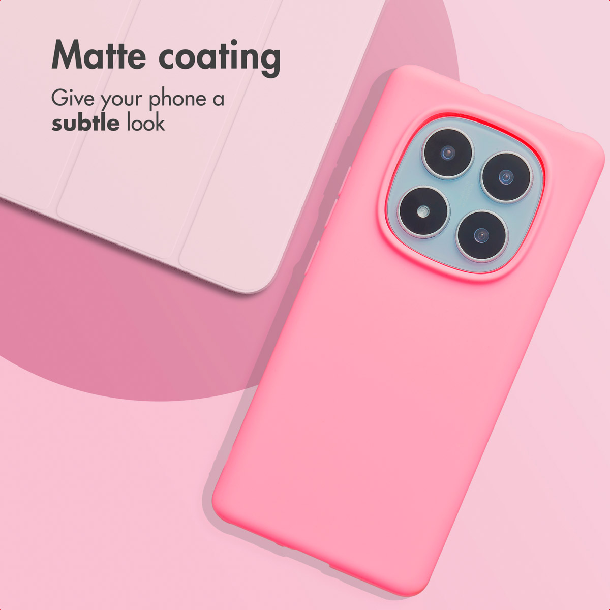 Un teléfono rosa con funda mate sobre fondo rosa y texto.