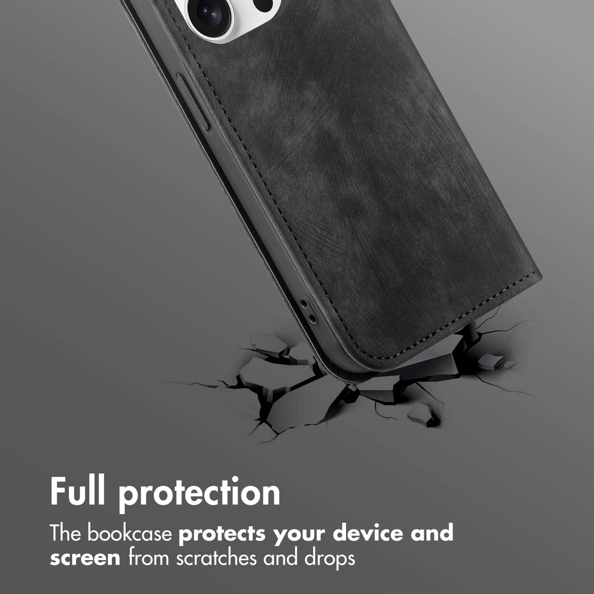 Una custodia per smartphone in pelle nera con un effetto superficie incrinata sotto, con testo protettivo.