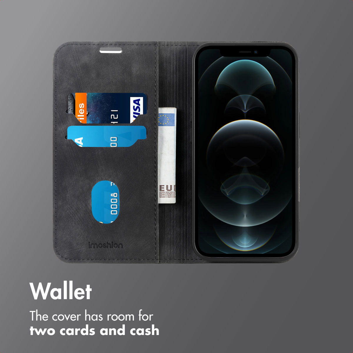 Custodia per telefono a portafoglio in pelle nera con carte di credito e contanti, accanto a uno smartphone.
