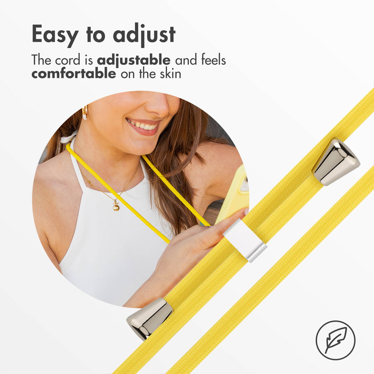 Une femme porte une lanière de téléphone jaune réglable autour du cou, avec un gros plan du cordon réglable.