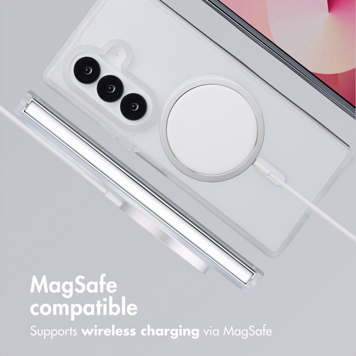 Custodia per telefono trasparente con MagSafe su sfondo grigio, testo in basso.