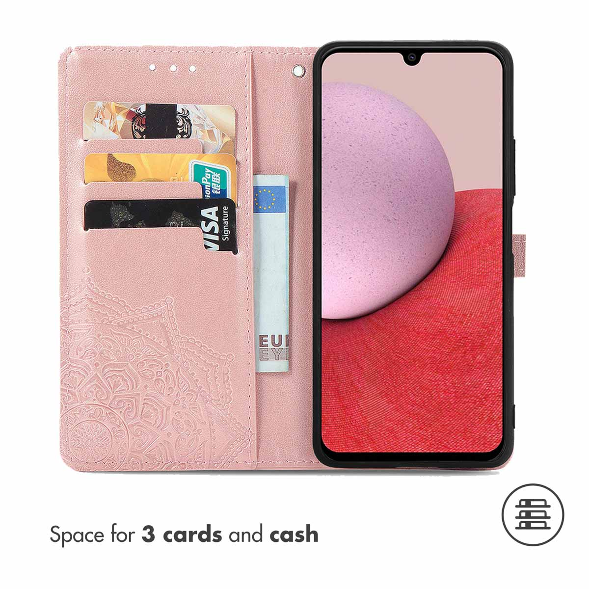 Custodia rosa a libro per telefono con goffratura floreale, tre tasche per carte e una tasca per contanti accanto a un telefono.