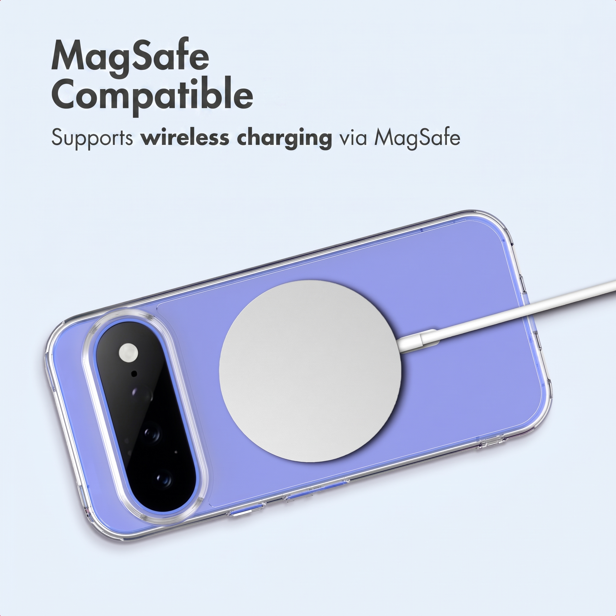 Un smartphone morado con funda transparente y un cargador MagSafe redondo en la parte trasera, sobre fondo claro.