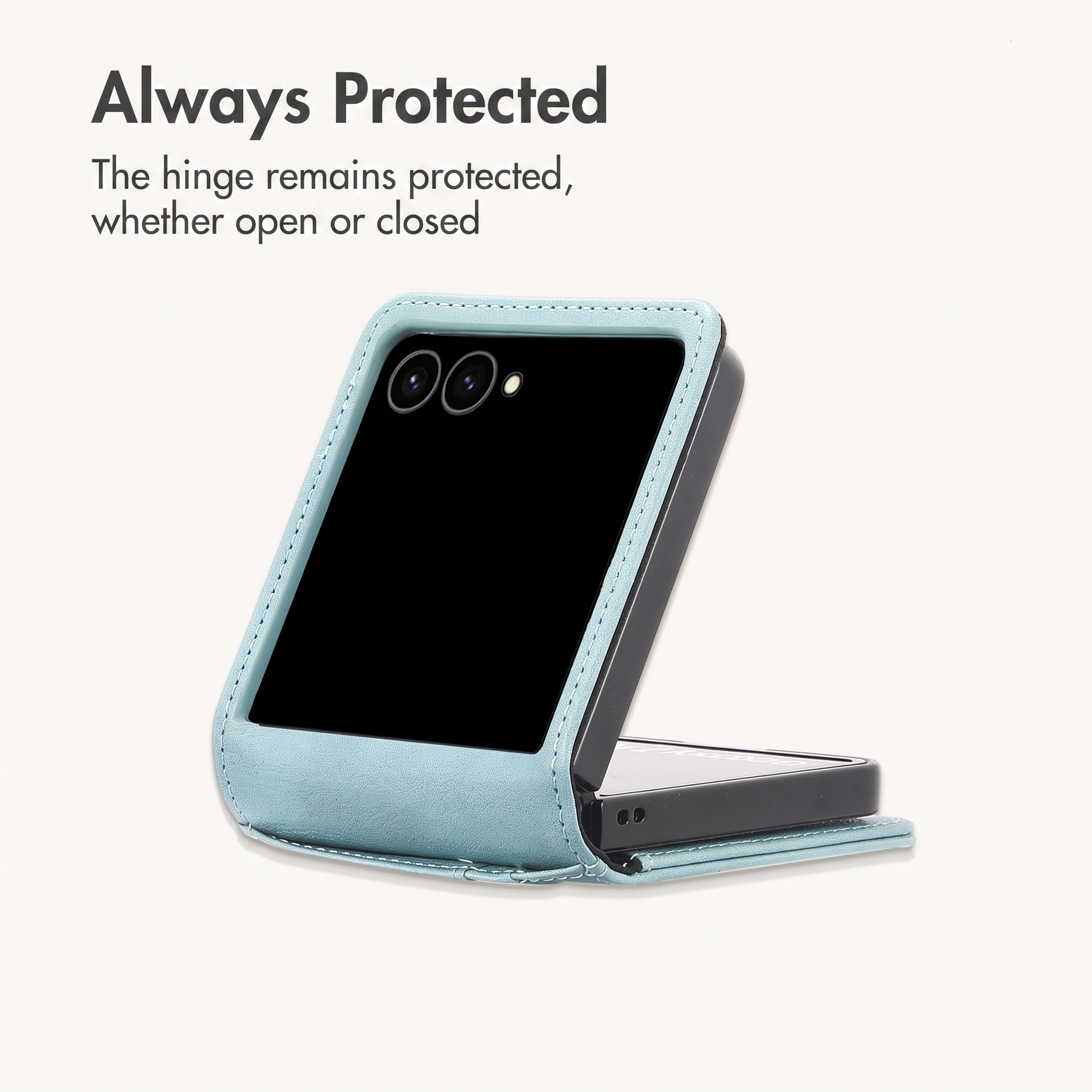 Un smartphone sombre partiellement plié dans un étui de protection en cuir bleu clair sur fond uni.