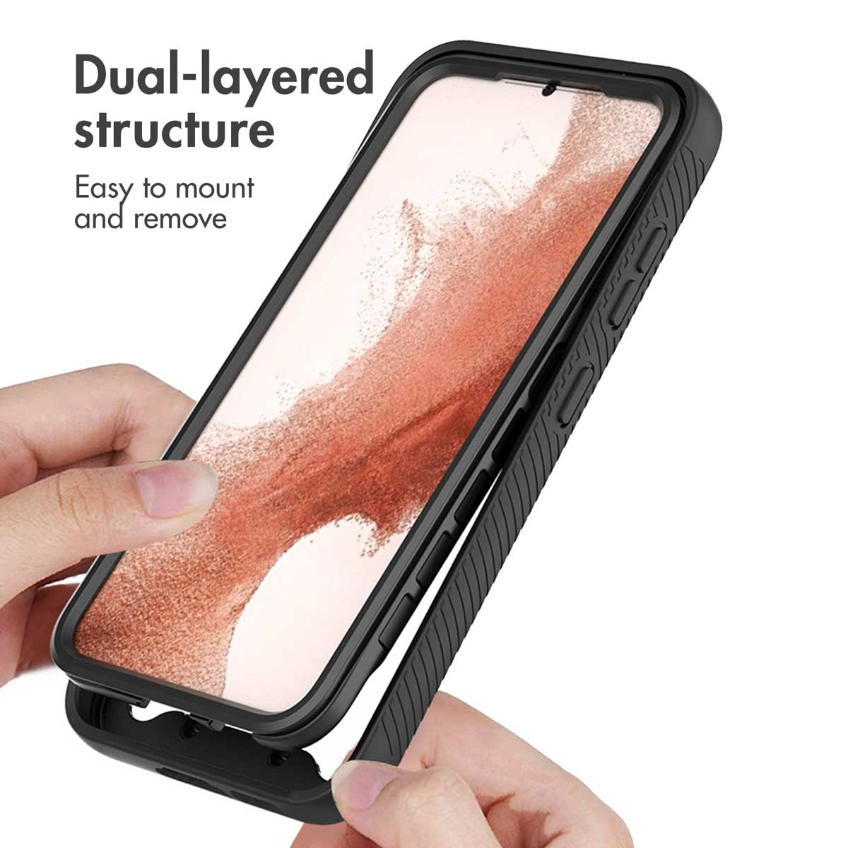 Manos sosteniendo un teléfono con funda protectora negra de doble capa sobre fondo blanco.