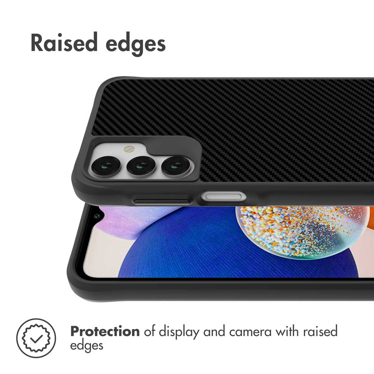 Erhöhte Ränder schützen Display und Kamera eines Smartphones in schwarzer Karbonoptik.