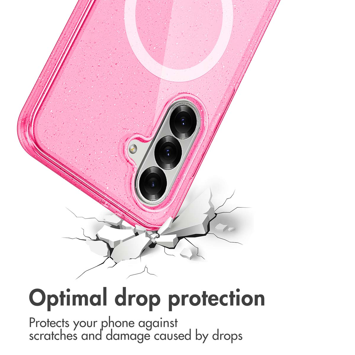 Funda rosa brillante con tres cámaras sobre suelo agrietado, con texto debajo.