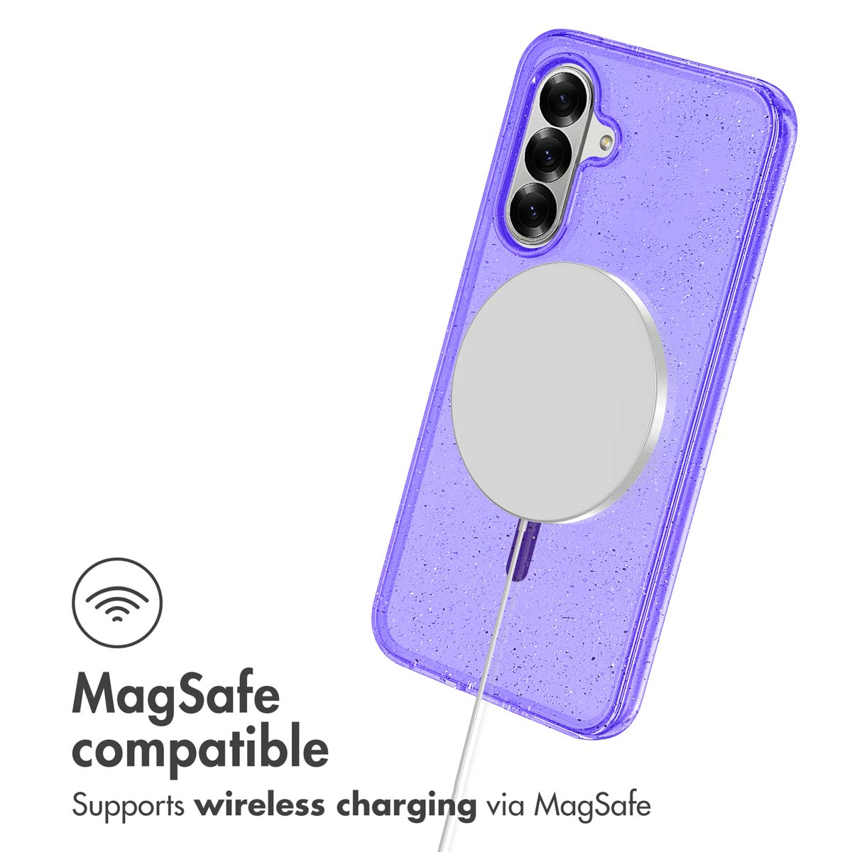 Funda de móvil morada con purpurina y cargador MagSafe con cable sobre fondo blanco.