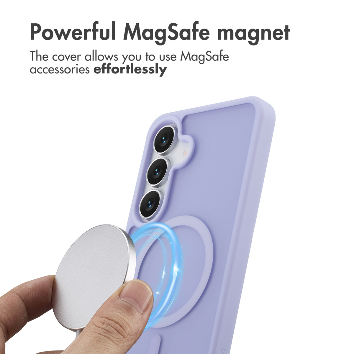 Een hand houdt een MagSafe-oplader bij een paarse telefoonhoesje.