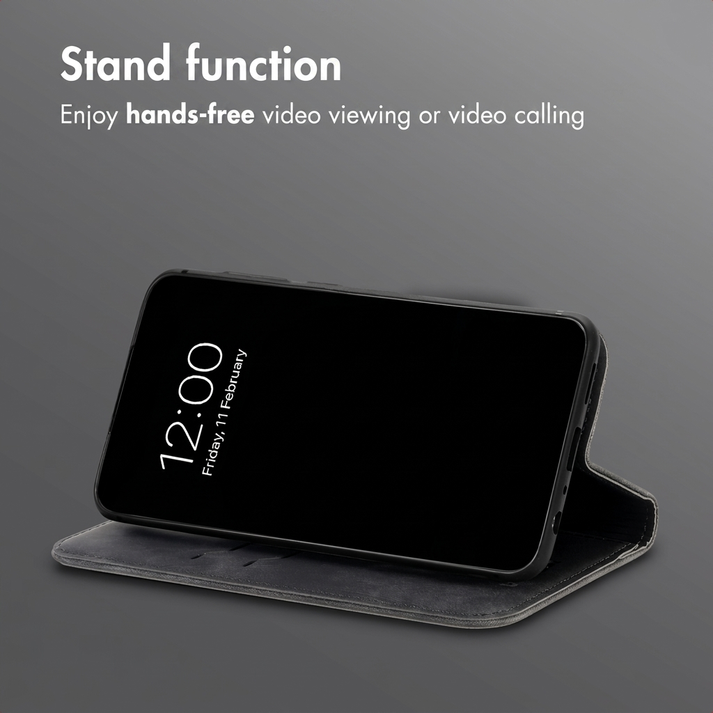 Een zwarte smartphone in een donkergrijze lederen hoes, horizontaal opgesteld als een standaard.