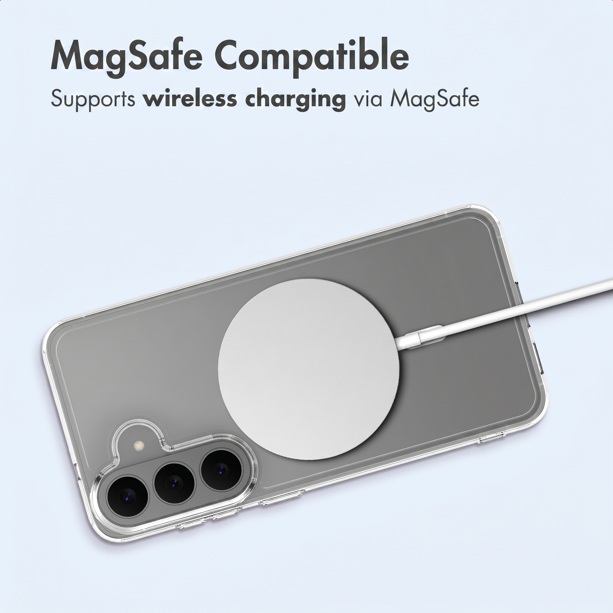 Un smartphone dans une coque de protection transparente se recharge sans fil avec un chargeur MagSafe.