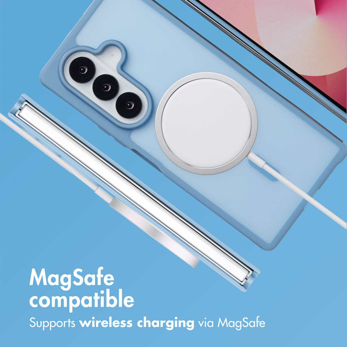 Una custodia per telefonocel azzurro chiaro con caricabatterie MagSafe collegato su sfondo blu.