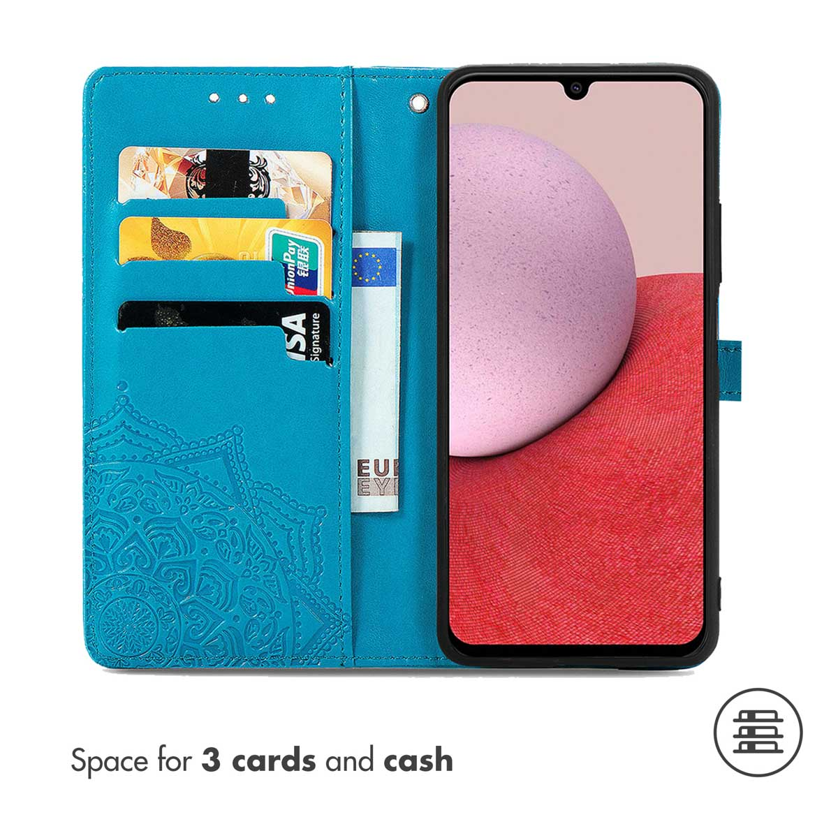 Una custodia per telefono in pelle blu con slot per tre carte e contanti accanto a uno smartphone aperto con schermo rosa.