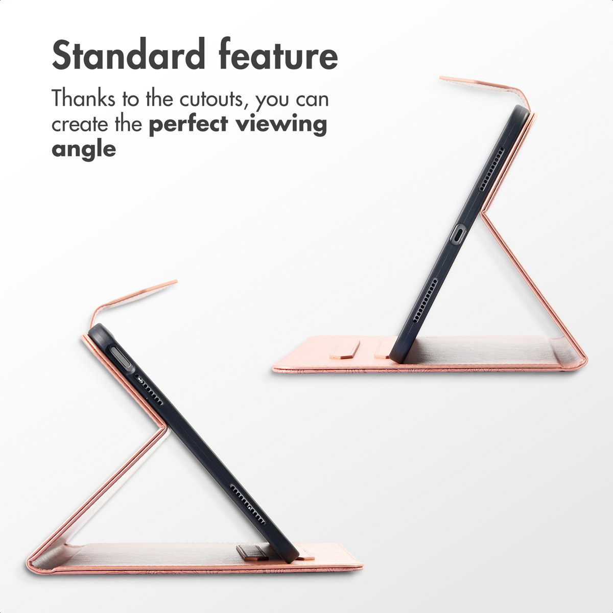Une tablette dans un étui or rose se dresse à la verticale sur une surface blanche, sous deux angles de vue différents.