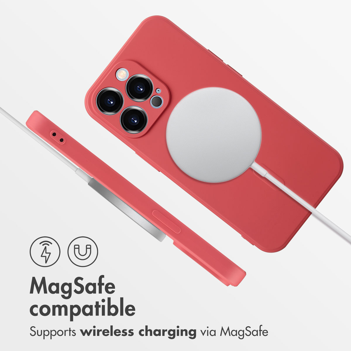 Uno smartphone rosso in custodia con caricabatterie MagSafe bianco e testo sotto.