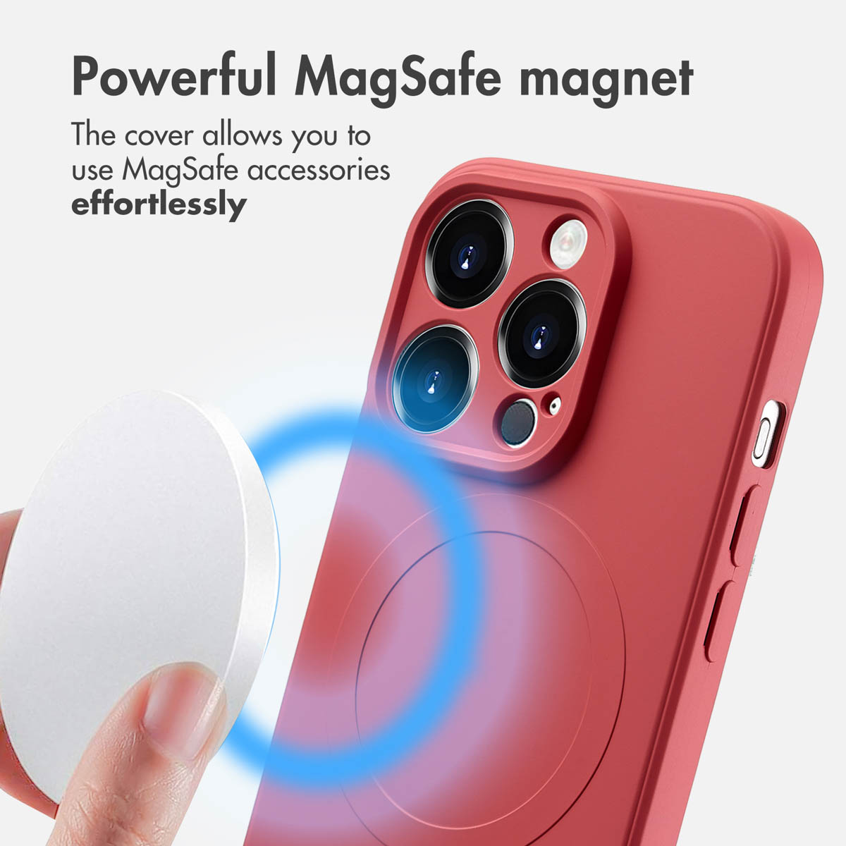 Una mano tiene un disco magnetico bianco davanti a una cover rossa con cerchio MagSafe.
