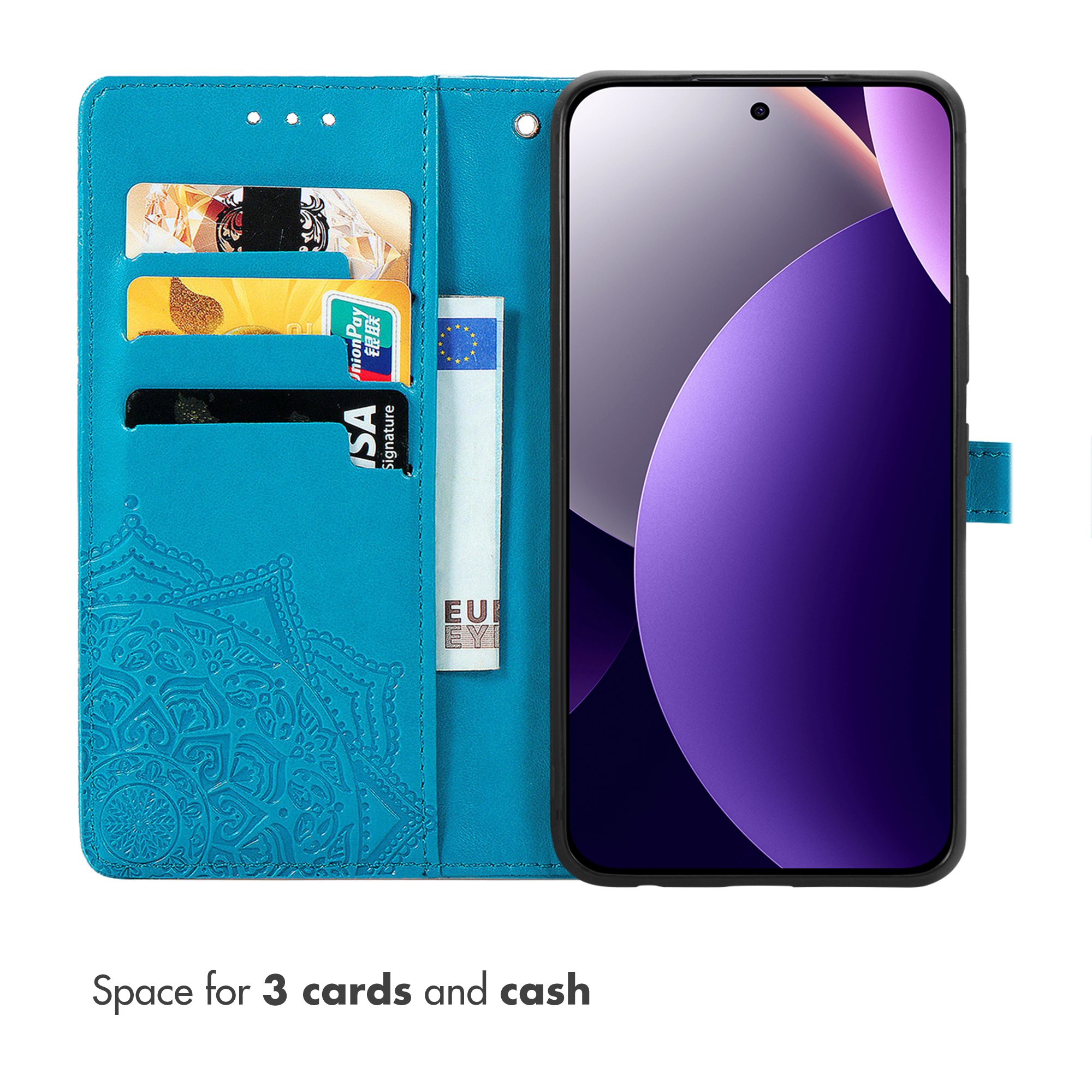 Una custodia per cellulare blu brillante con tasche per tre carte e contanti, accanto a uno smartphone con sfondo viola.