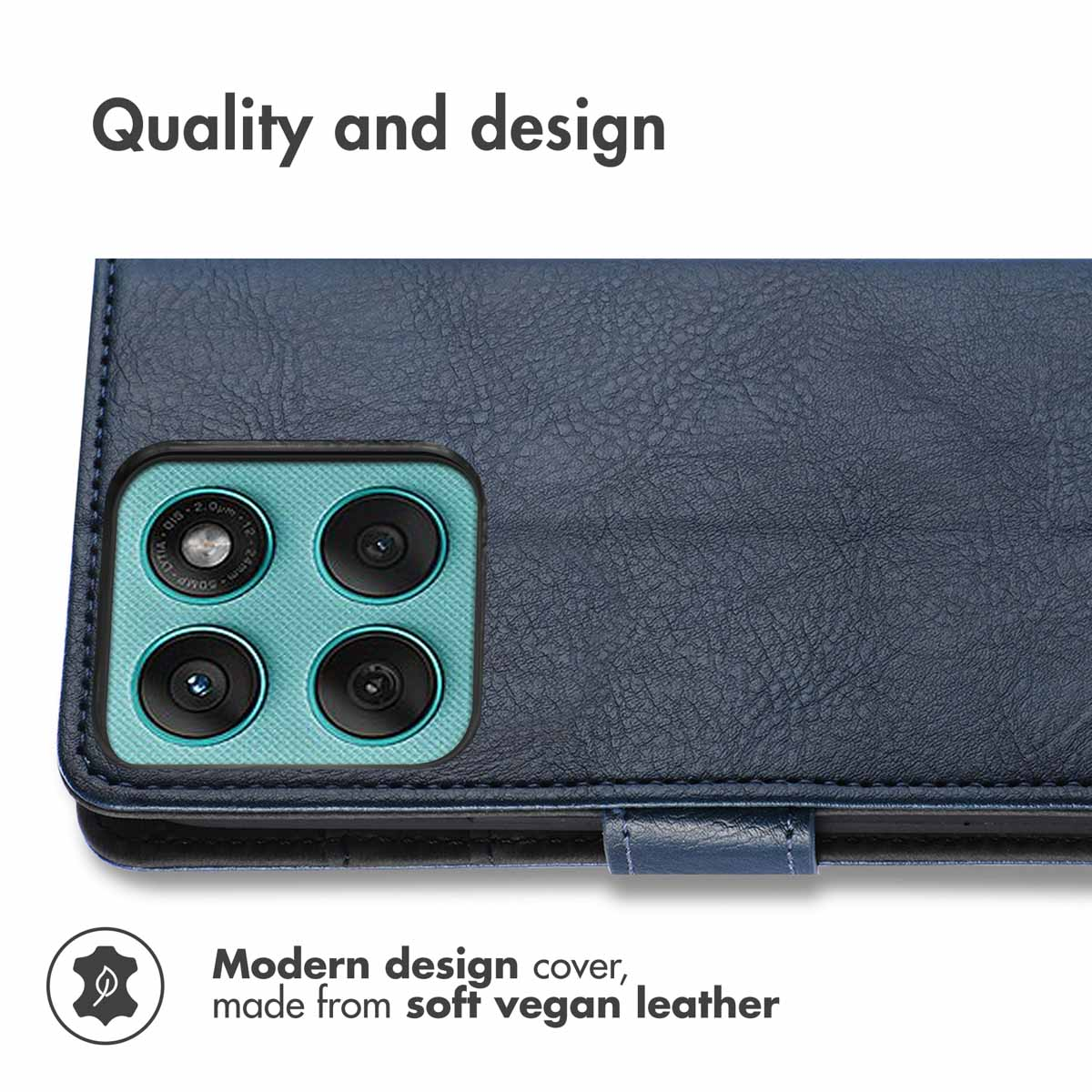 Custodia per telefono in pelle vegana blu con quattro fotocamere su texture turchese.
