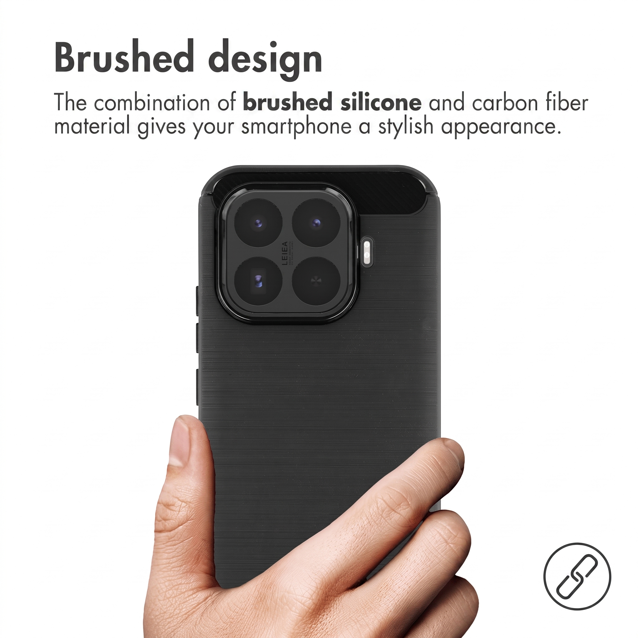 Mano sosteniendo un smartphone negro con parte trasera de silicona cepillada y fibra de carbono.