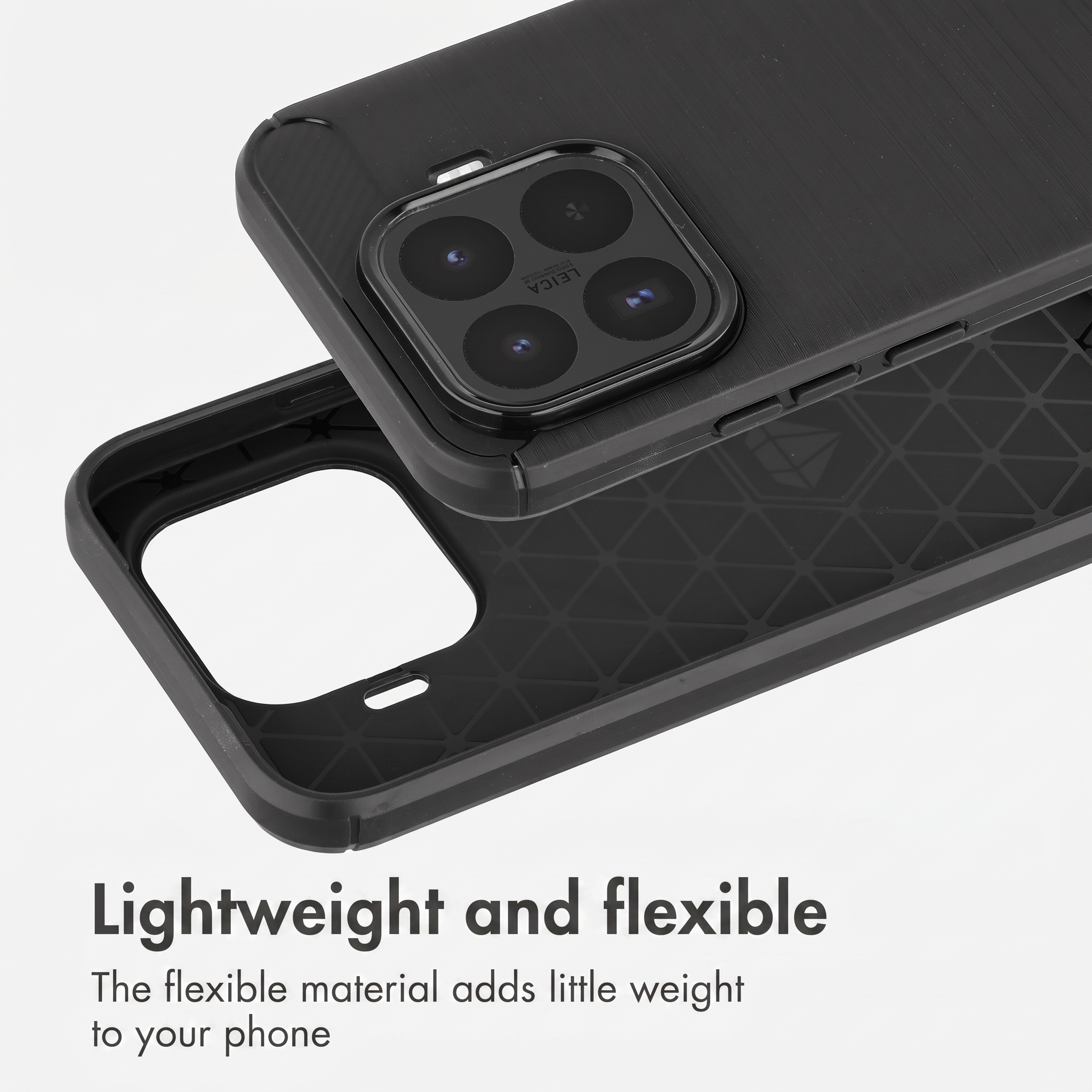 Funda de smartphone negra y flexible con acabado cepillado y recorte cuadrado para cámara sobre fondo blanco.