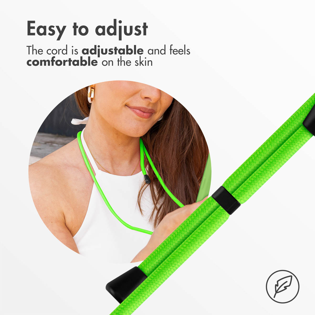 Une femme porte un cordon vert vif autour du cou, le texte indique : Easy to adjust.