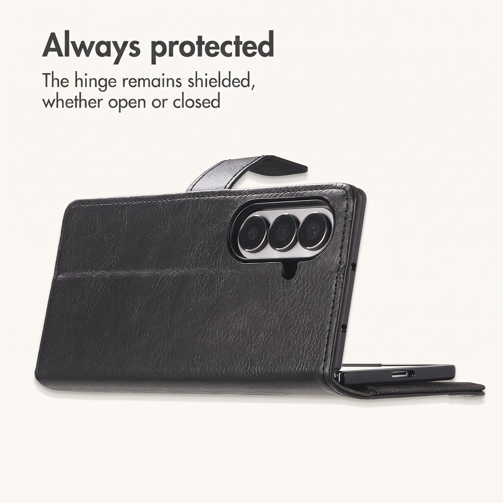 Un étui pliable en cuir noir pour smartphone protège le dos, l'emplacement de l'appareil photo et la charnière.