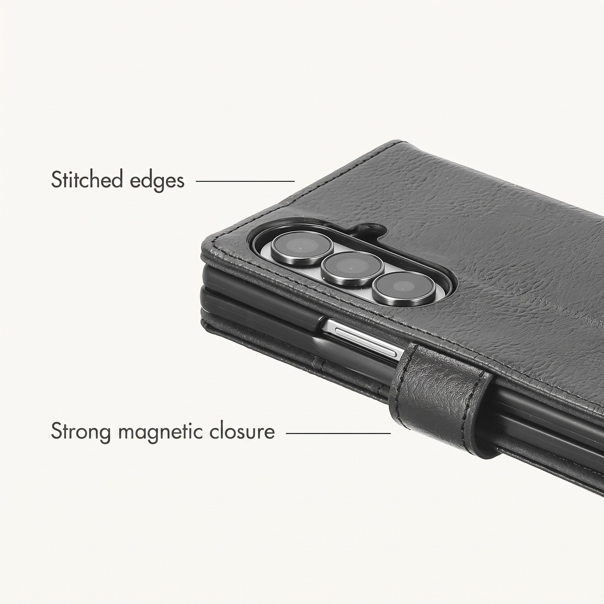 Coque de téléphone en cuir noir avec bords cousus, découpe pour appareil photo et fermeture magnétique.
