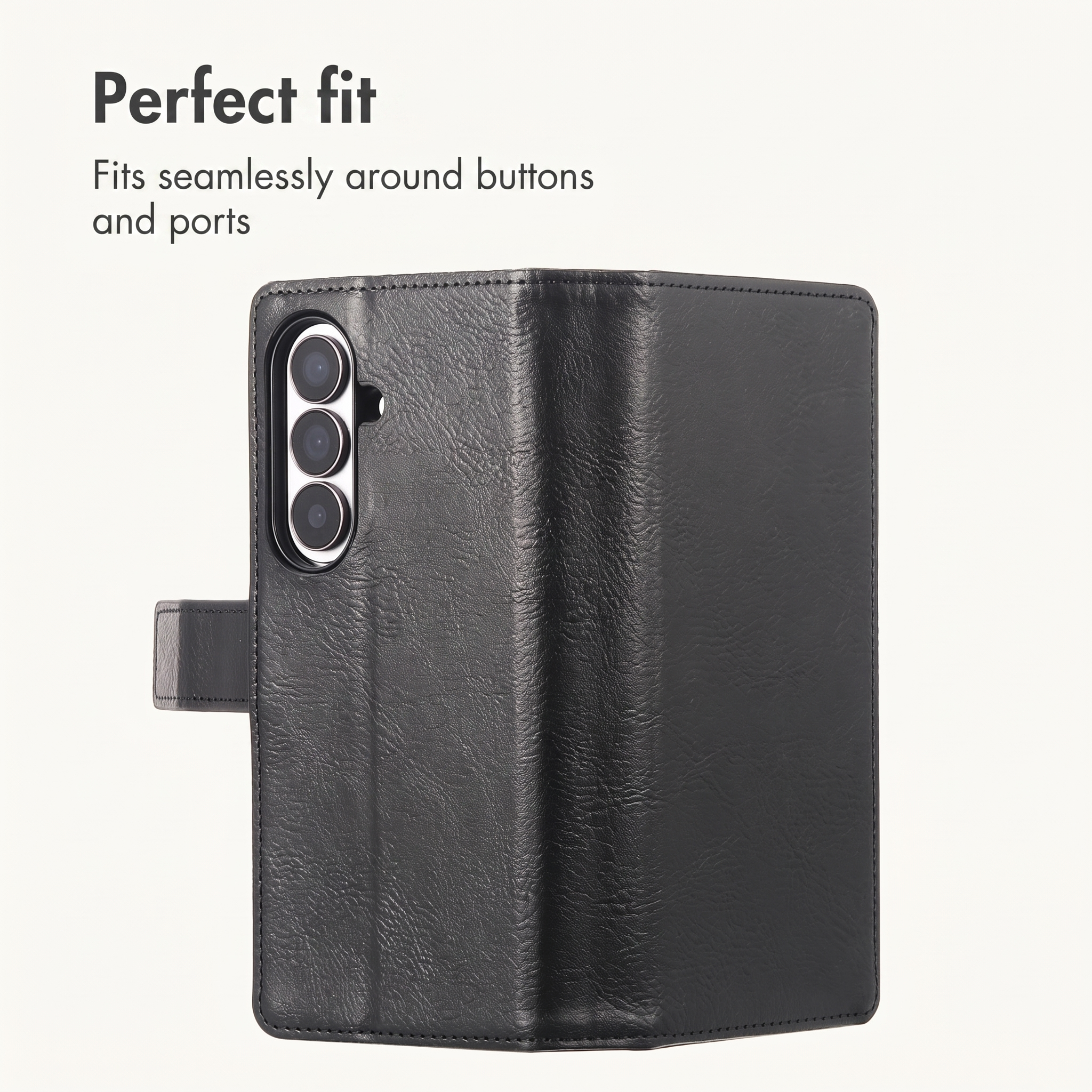 Étui de smartphone en cuir noir avec découpe pour appareil photo.