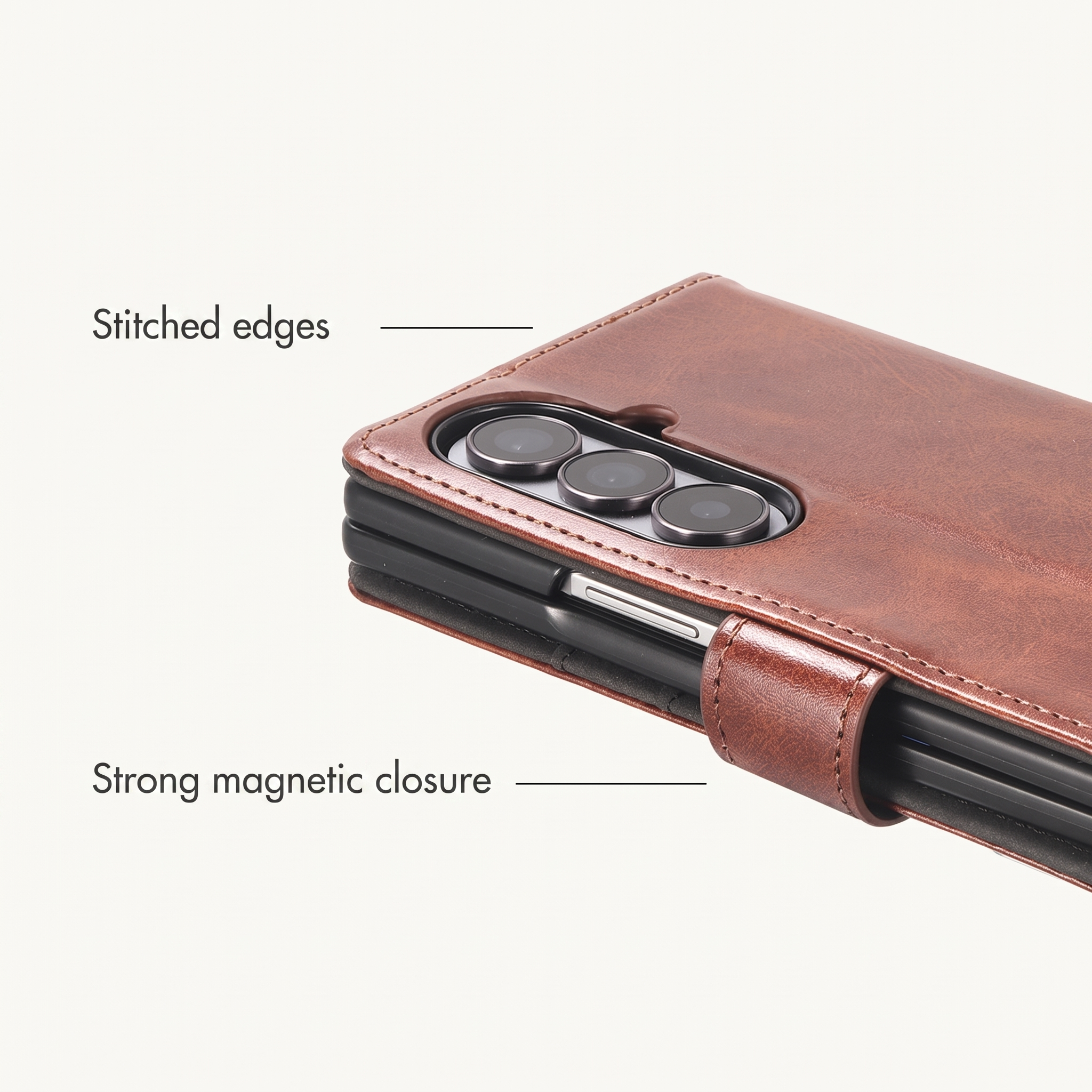Étui de téléphone en cuir brun avec bords cousus et fermeture magnétique.