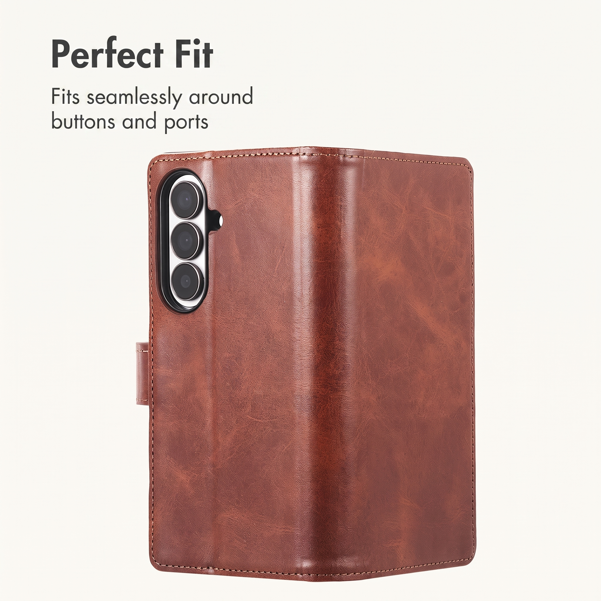 Étui de téléphone en cuir marron avec découpe triple caméra, texte "Perfect Fit".