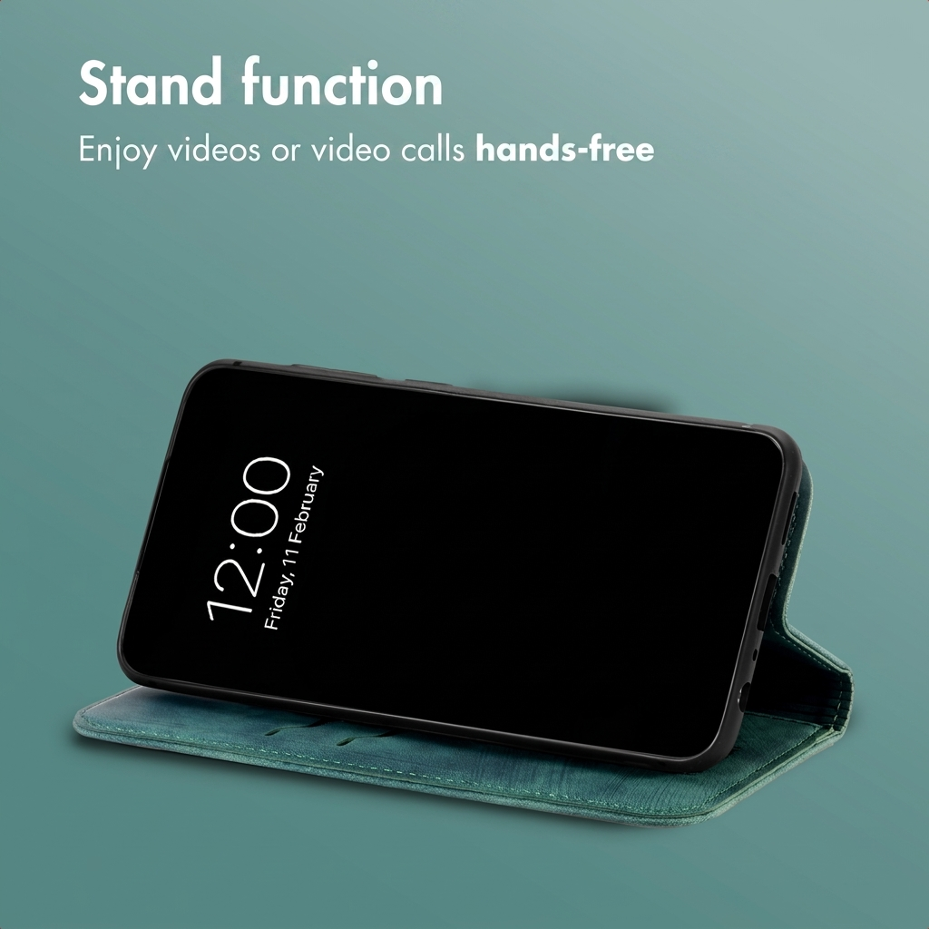 Een smartphone in een groene hoes staat op een groenblauwe achtergrond met witte reclametekst.