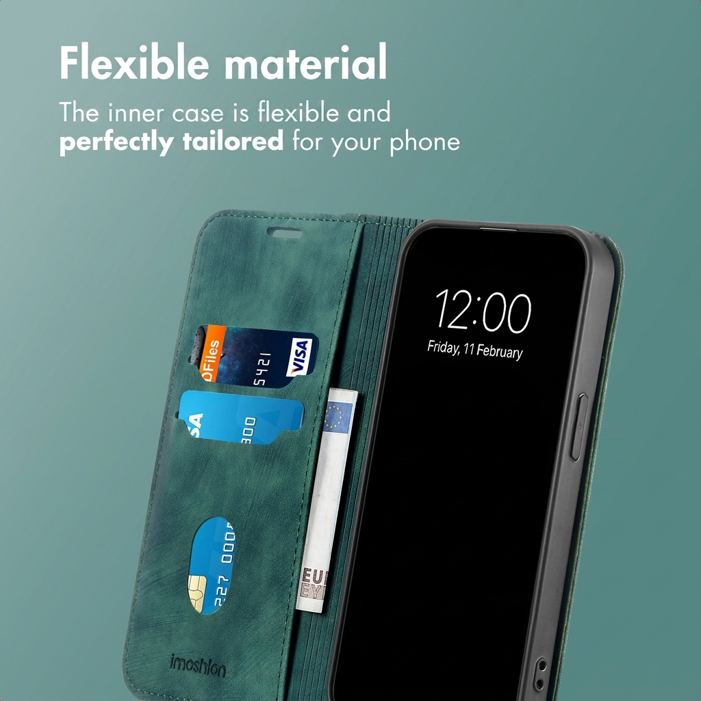 Groene lederen portefeuillehoes met smartphone, creditcards en bankbiljet tegen een groene achtergrond.