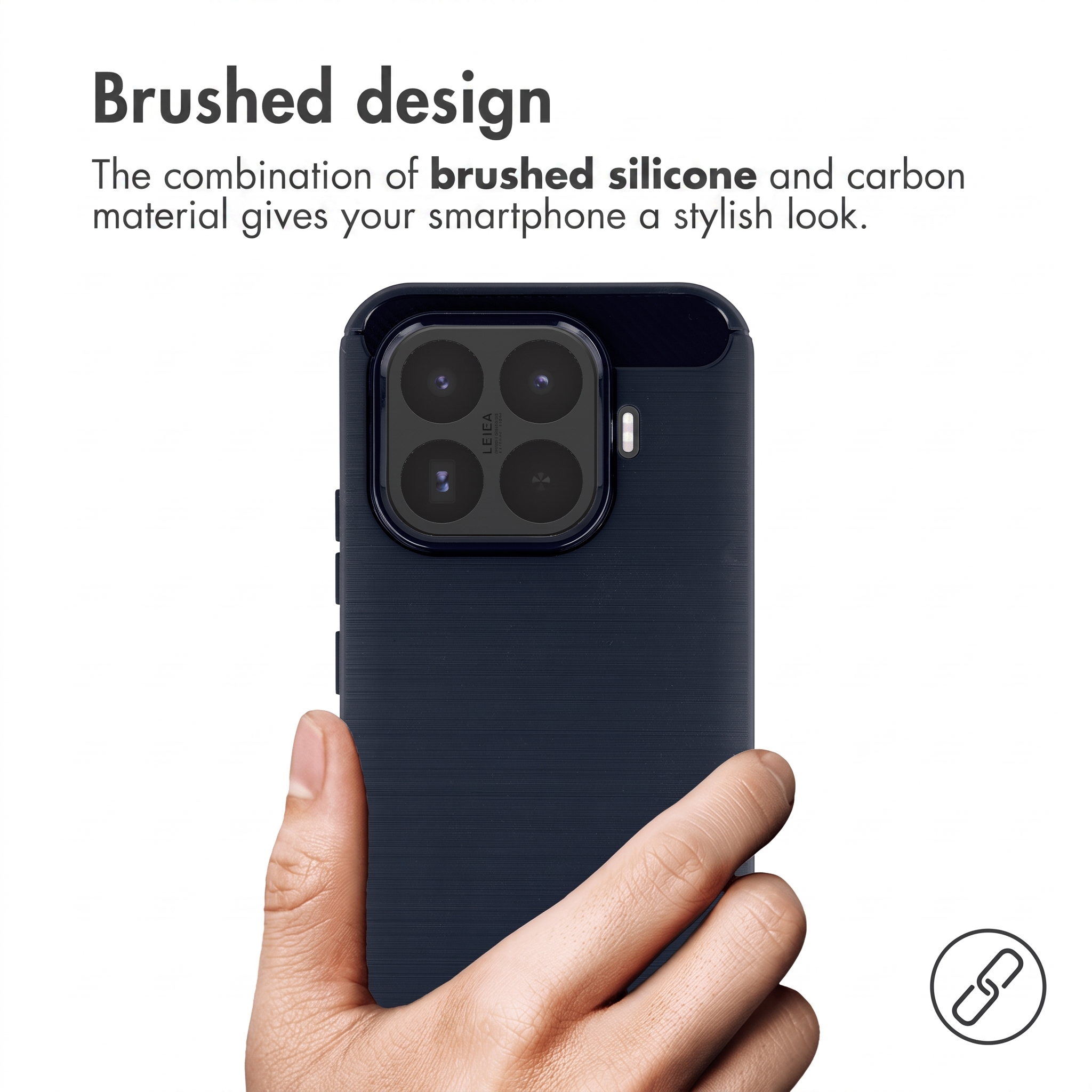 Una mano sostiene un smartphone azul oscuro con silicona cepillada y carbono, con cuatro cámaras.