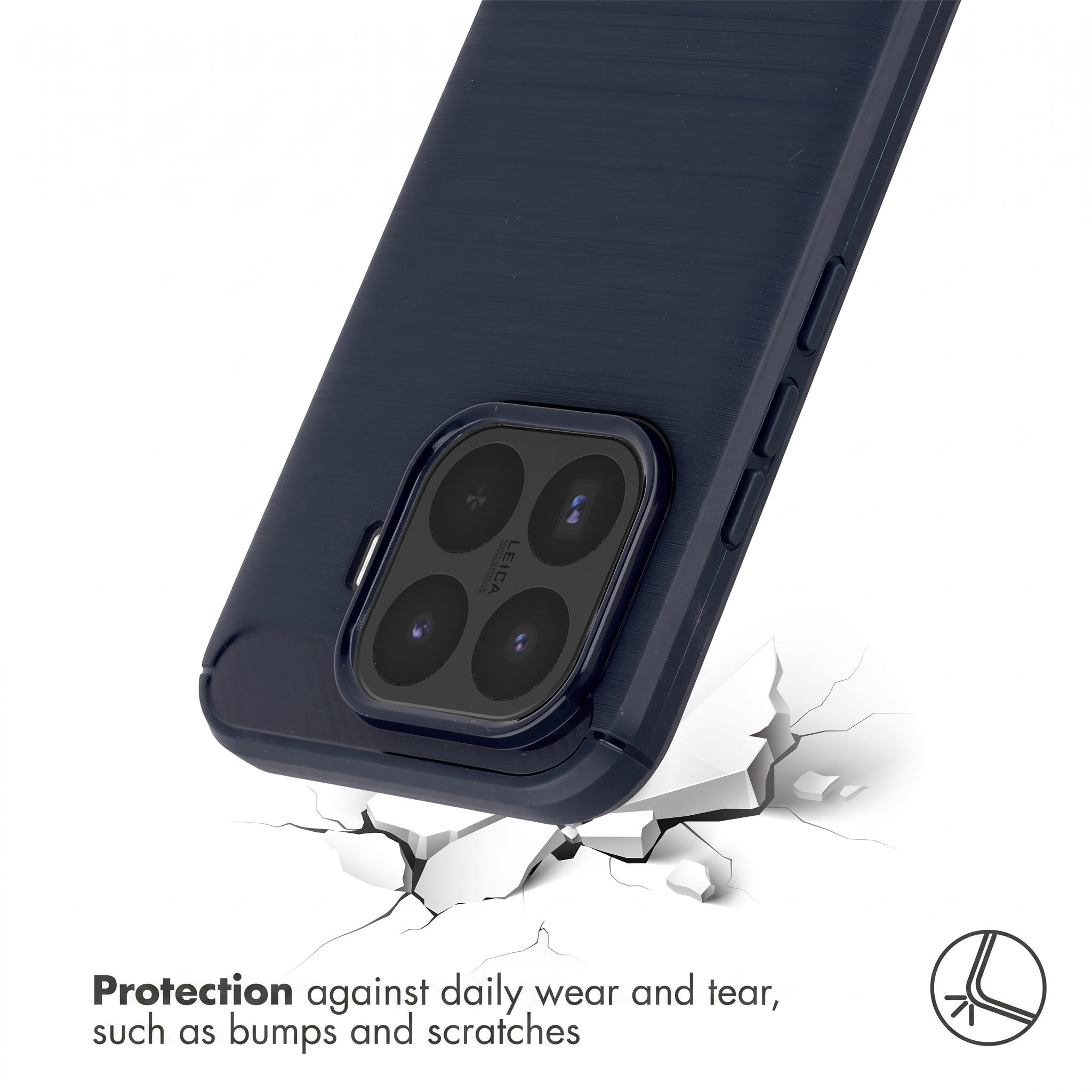 Funda protectora azul oscura para smartphone con cuádruple cámara, sobre una superficie blanca agrietada.