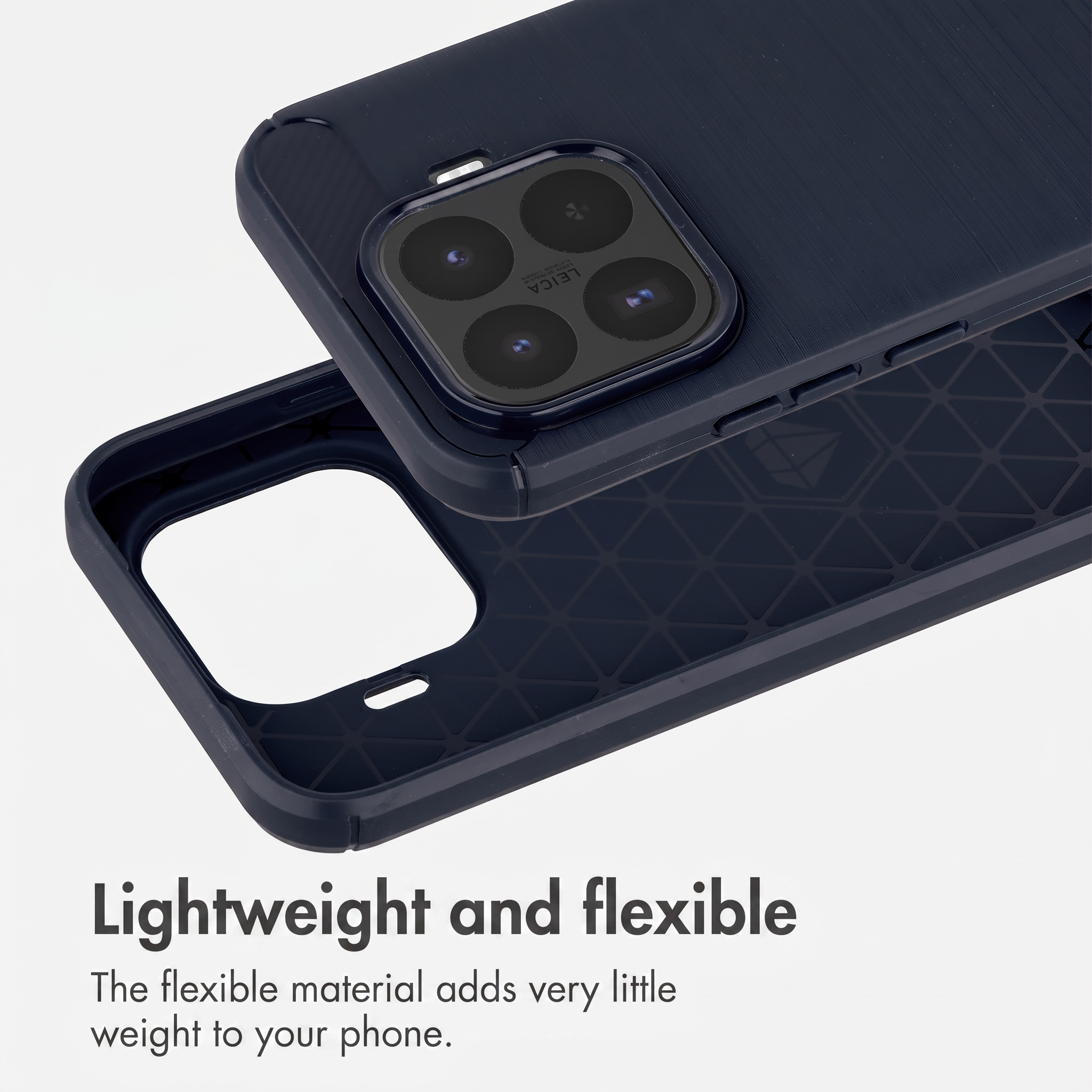 Funda de teléfono azul oscuro con recorte cuadrado para la cámara sobre fondo claro.