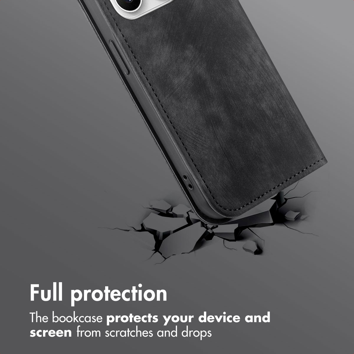 Una custodia in pelle nera per smartphone protegge il dispositivo sopra una superficie incrinata con testo.