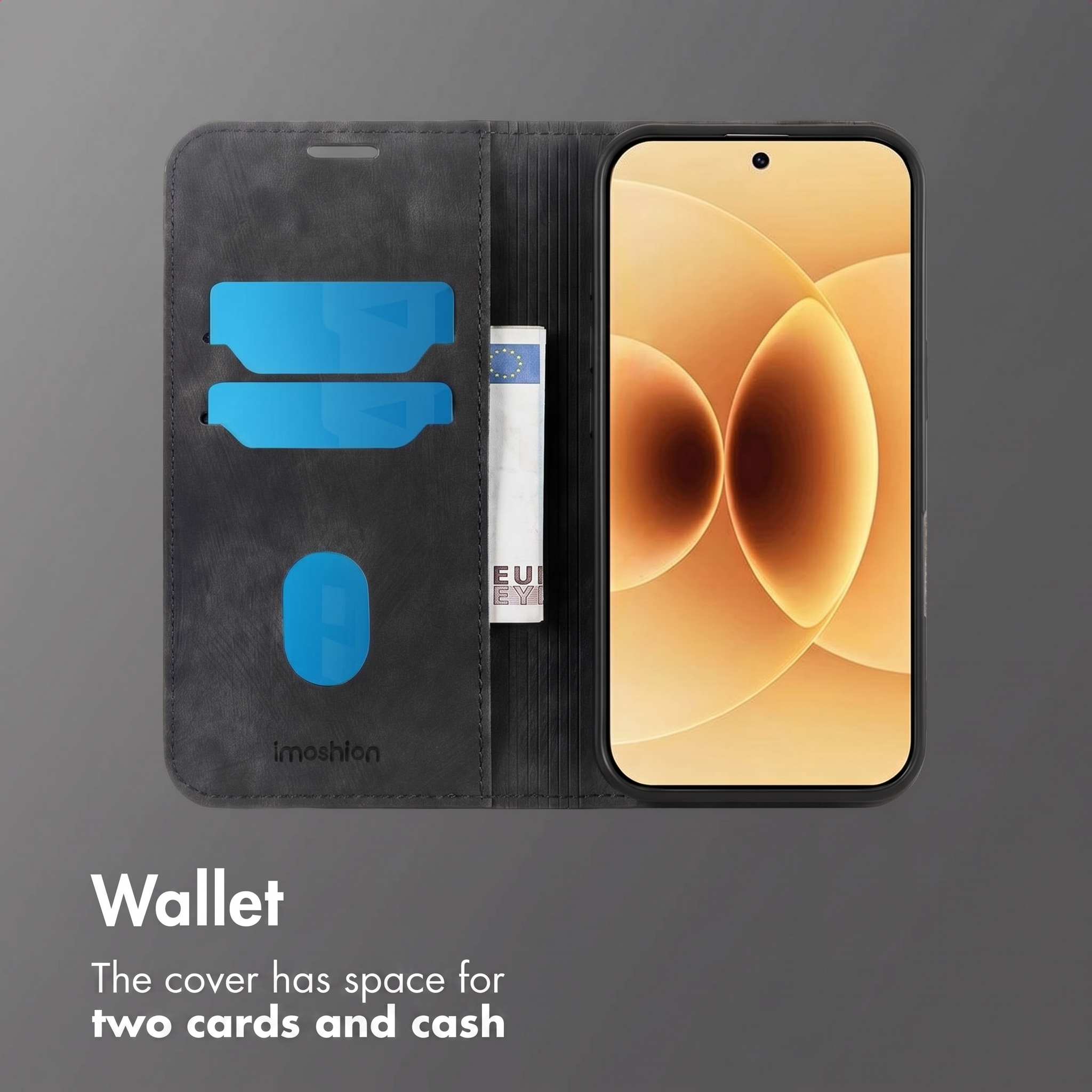 Custodia per telefono in pelle nera con slot per due carte e contanti accanto a uno smartphone con display dorato.