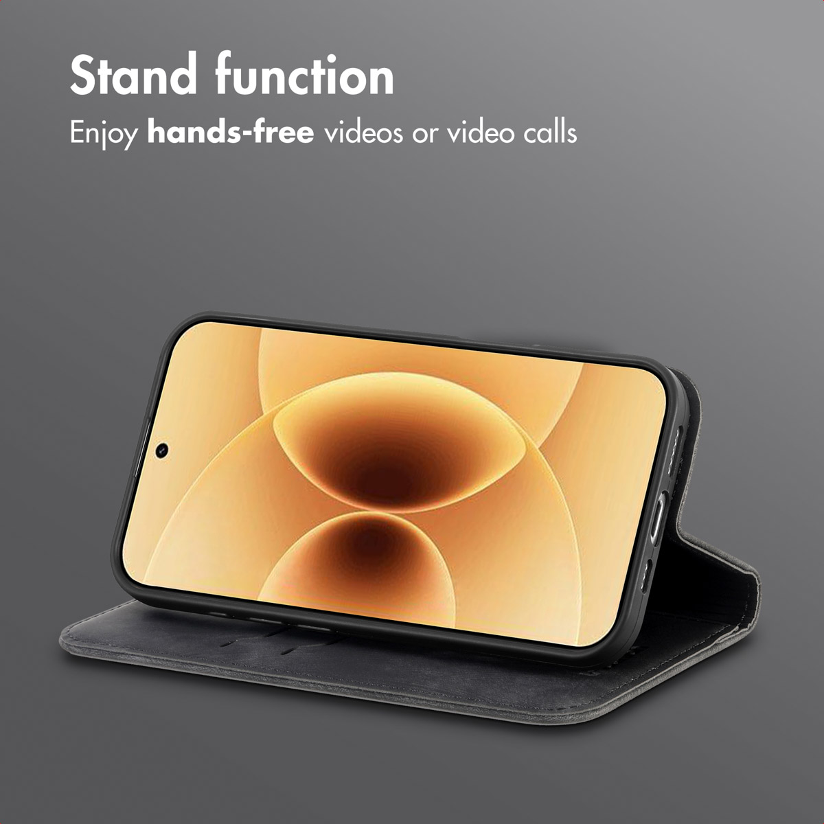 Uno smartphone in custodia protettiva grigia poggia su superficie scura con sfondo grigio.