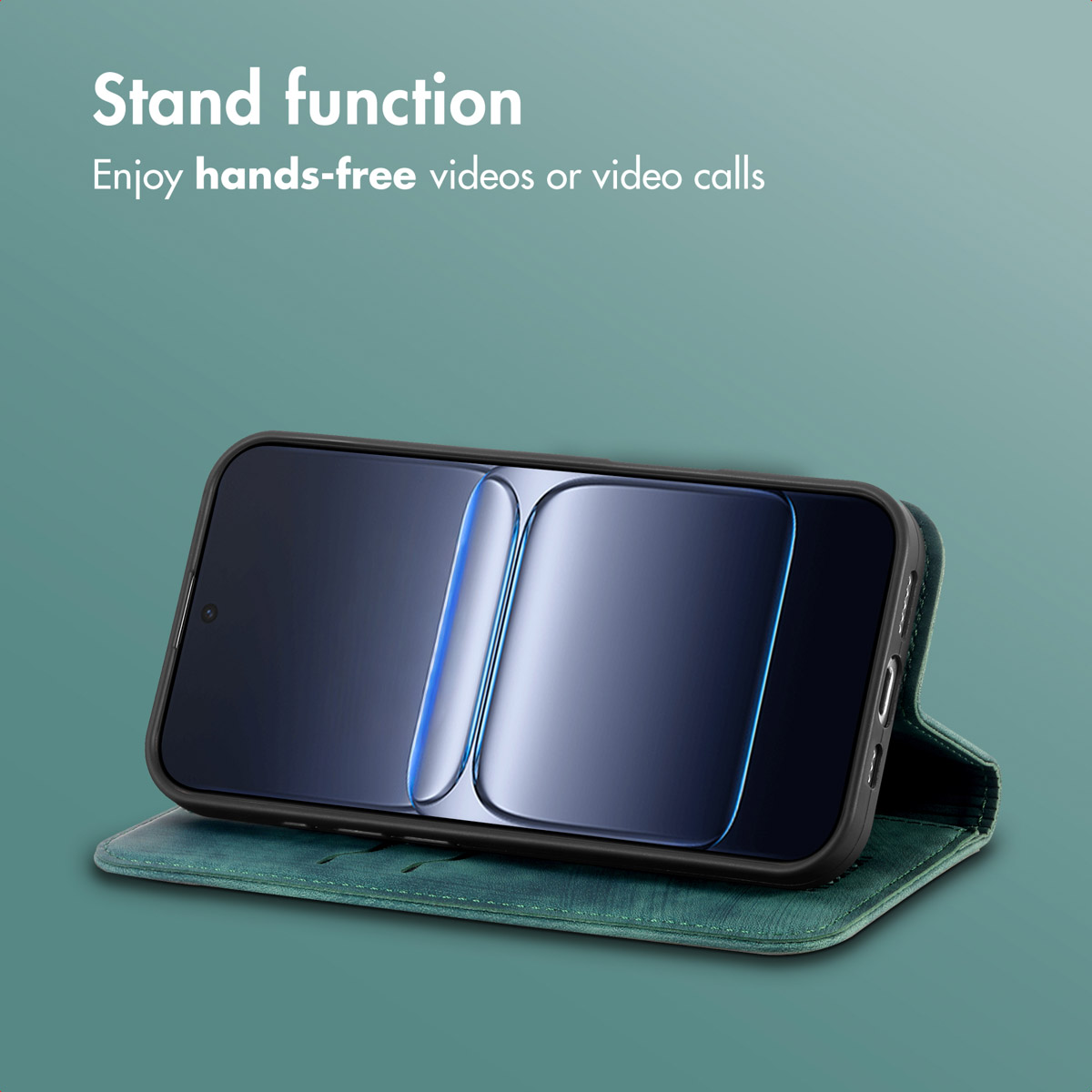 Een groene telefoonhoes dient als standaard voor een moderne smartphone op turquoise achtergrond.