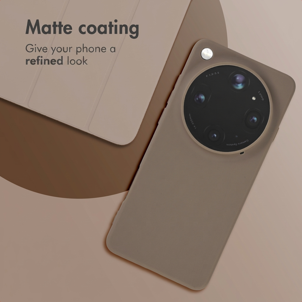 Un teléfono inteligente con revestimiento mate descansa junto a una funda a juego sobre un fondo beige.