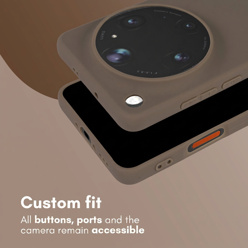 Dos fundas de teléfono marrones con grandes recortes circulares para cámaras sobre fondo beige.