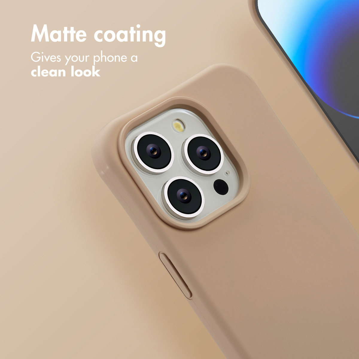 Ein beiges Smartphone mit matter Schutzhülle und dreifacher Kamera. Text lautet Matte coating.
