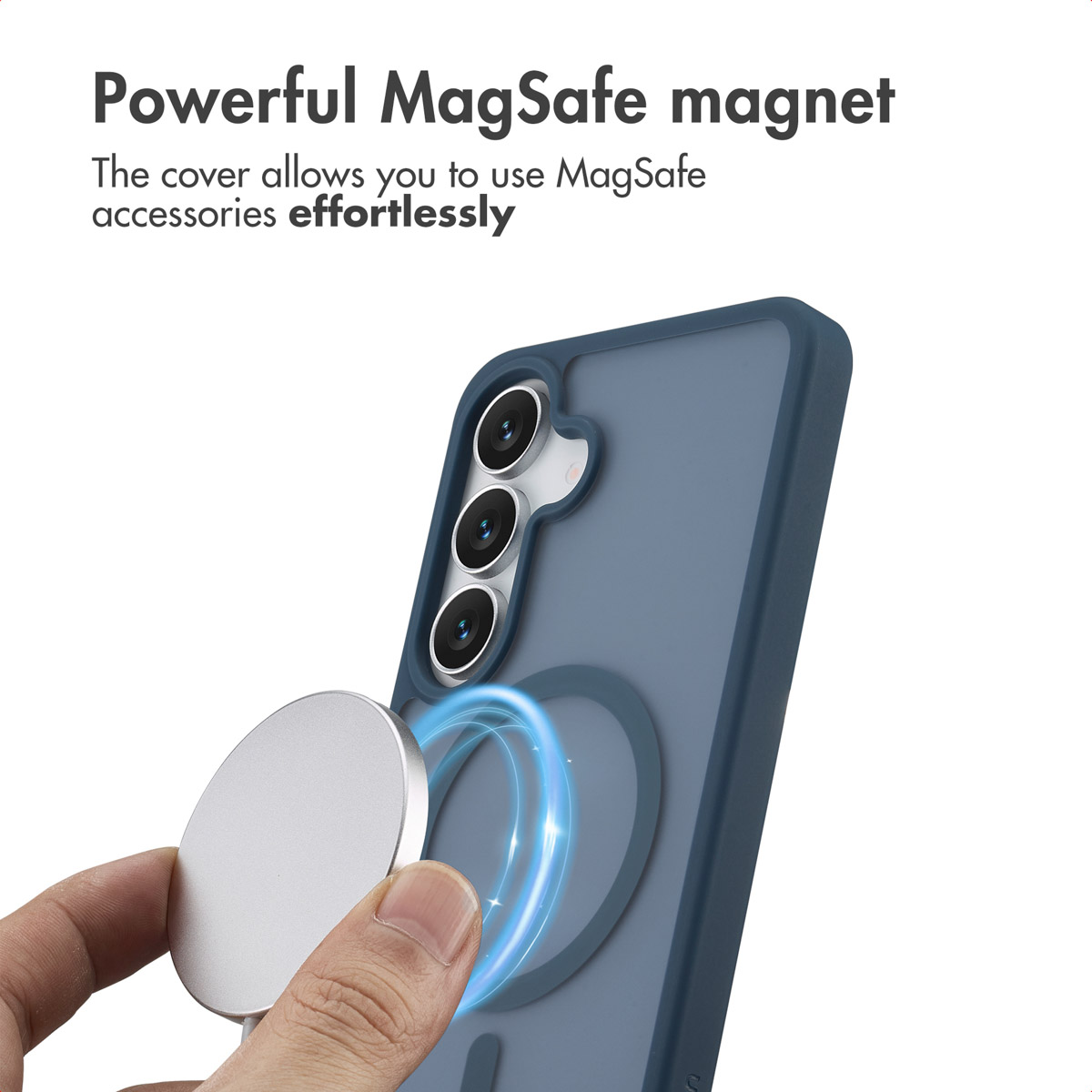 Eine Hand bringt ein rundes MagSafe-Ladegerät an einer blauen Handyhülle an.