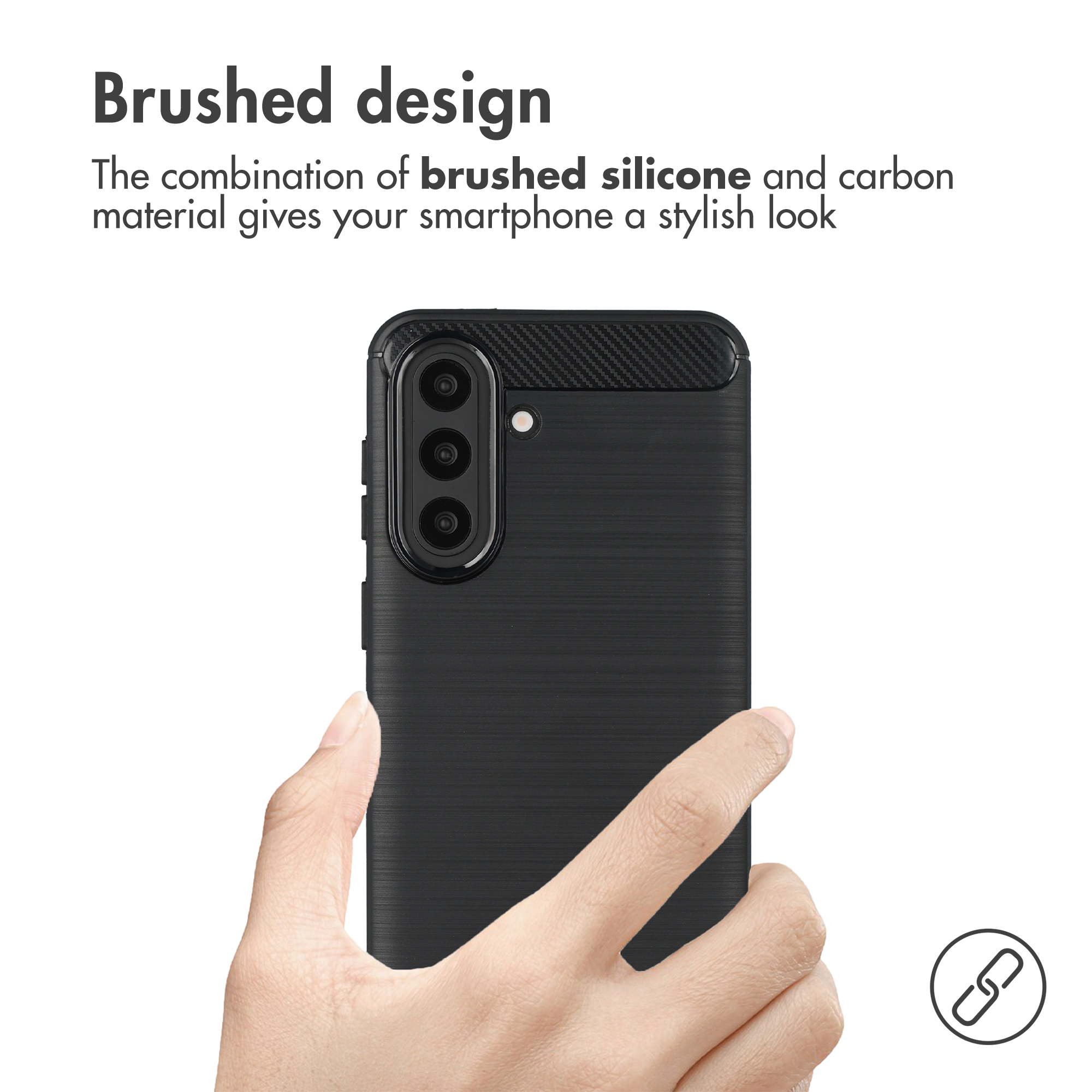 Mano sosteniendo un smartphone en una funda protectora negra con efecto metal cepillado y carbono.