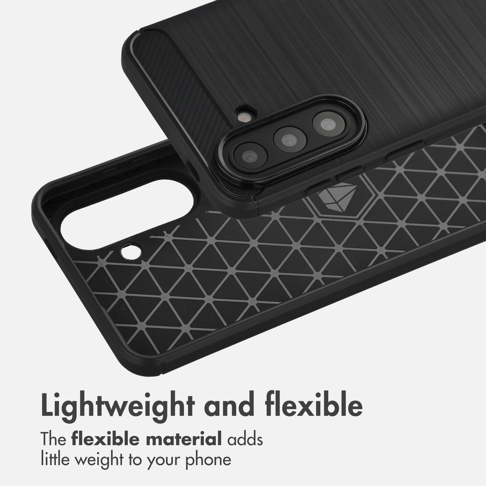 Dos fundas de smartphone negras con superficie texturizada y aberturas para cámara sobre fondo blanco.