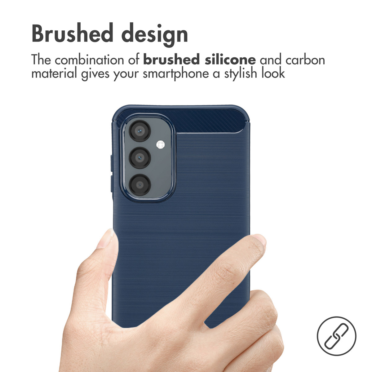 Mano sosteniendo una funda azul para smartphone con textura cepillada y cámara.