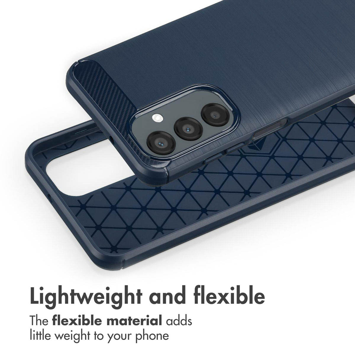 Funda de móvil azul con textura cepillada, recorte para cámara y texto abajo.