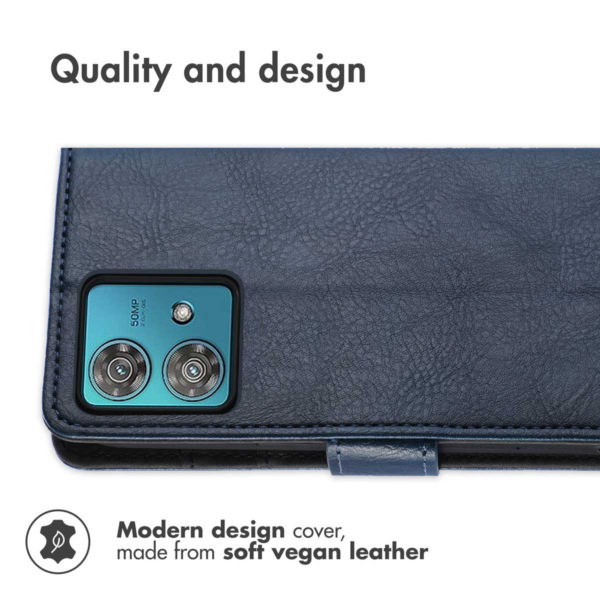 Funda de cuero vegano azul con recorte de cámara y texto de calidad.